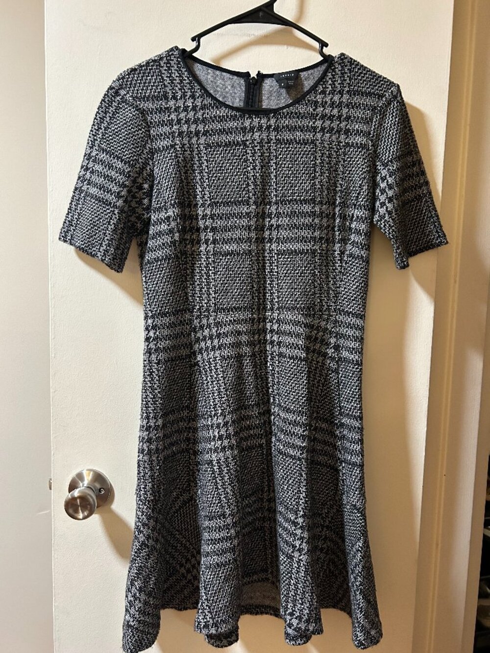 Theory -- black/ white short sleeve plaid pattern knit fall mini dress